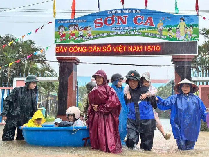 Đà Nẵng mưa trắng trời, nhiều nơi ngập sâu, giao thông chia cắt