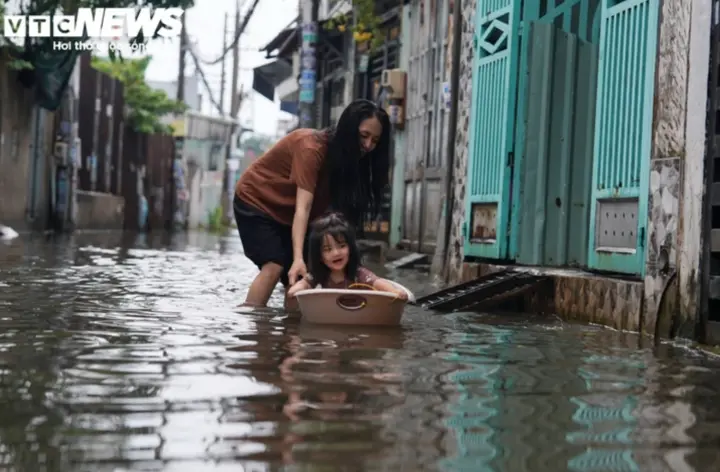 Vì sao nhiều khu vực ở TP.HCM ngập kéo dài, nước chậm rút?