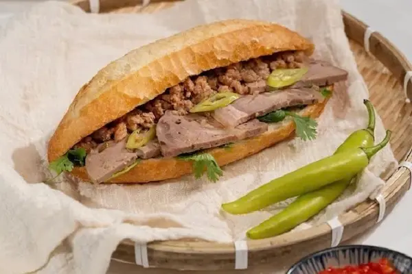 Vụ nghi ngộ độc sau khi ăn bánh mì vỉa hè: Số ca nhập viện tăng lên 135 người