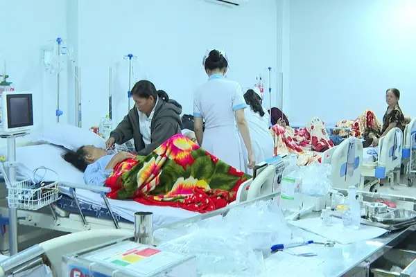 18 người nhập viện sau khi ăn bánh mì ở Quảng Ngãi, Bộ Y tế vào cuộc
