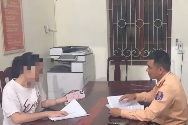 Nữ tài xế liều lĩnh lái ô tô đi ngược chiều trên phố Thanh Hóa