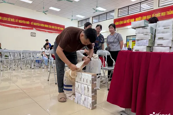 Người dân Hà Nội nhận bao tải tiền bồi thường dự án Quốc lộ 1A