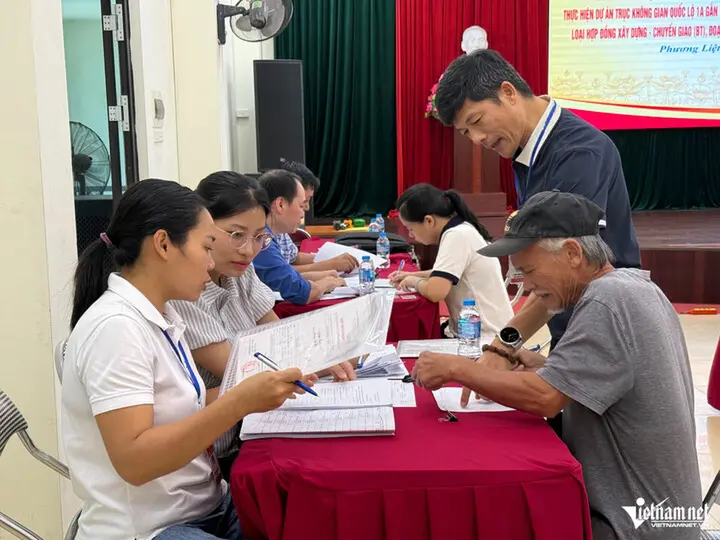 Người dân Hà Nội nhận bao tải tiền bồi thường dự án Quốc lộ 1A