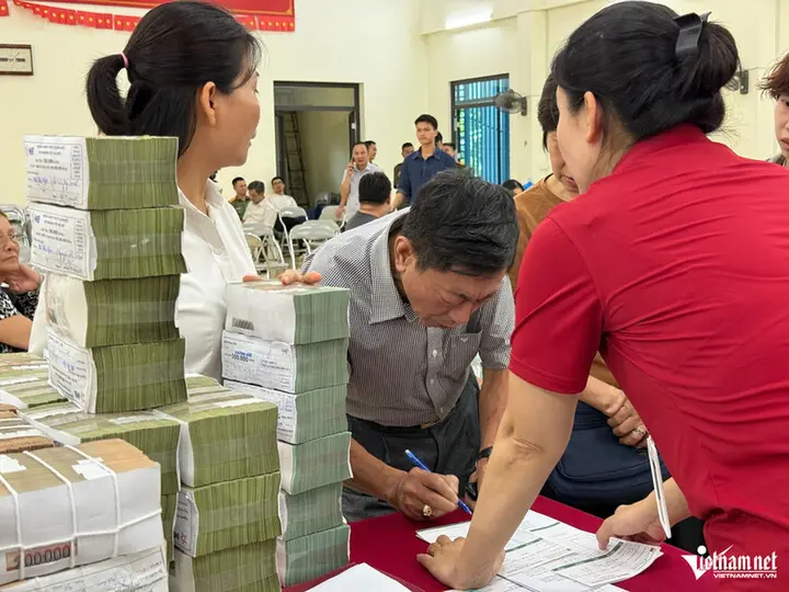 Người dân Hà Nội nhận bao tải tiền bồi thường dự án Quốc lộ 1A