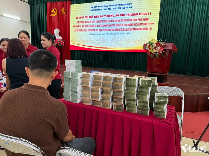 Người dân Hà Nội nhận bao tải tiền bồi thường dự án Quốc lộ 1A