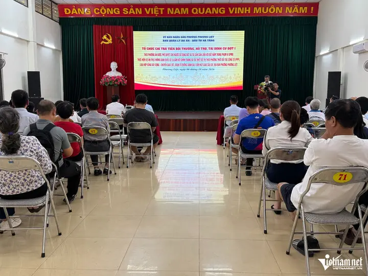 Người dân Hà Nội nhận bao tải tiền bồi thường dự án Quốc lộ 1A