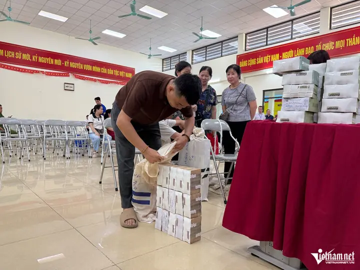 Người dân Hà Nội nhận bao tải tiền bồi thường dự án Quốc lộ 1A
