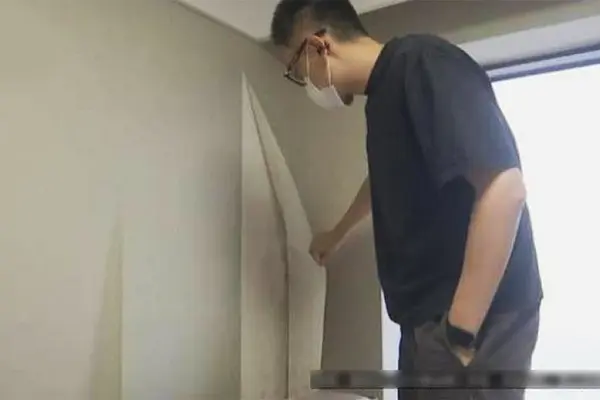 3 người đổ bệnh sau khi sang nhà mới, gia chủ sững sờ khi bóc lớp giấy dán tường