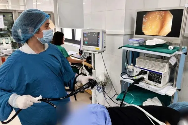 Phát hiện sán dây bò dài 70 cm khi nội soi đại tràng