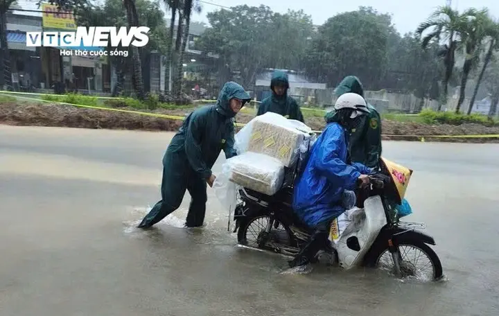 Dân Quảng Ngãi bế lợn 'chạy' lũ, nhiều khu vực phía Nam Đà Nẵng ngập sâu