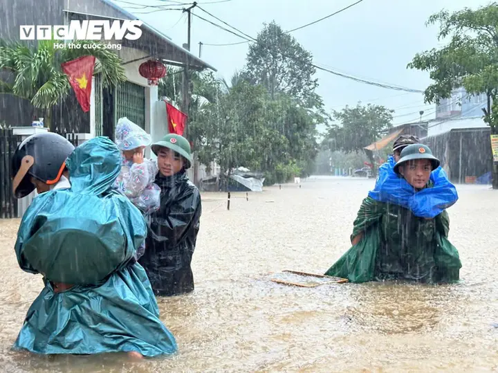 Dân Quảng Ngãi bế lợn 'chạy' lũ, nhiều khu vực phía Nam Đà Nẵng ngập sâu