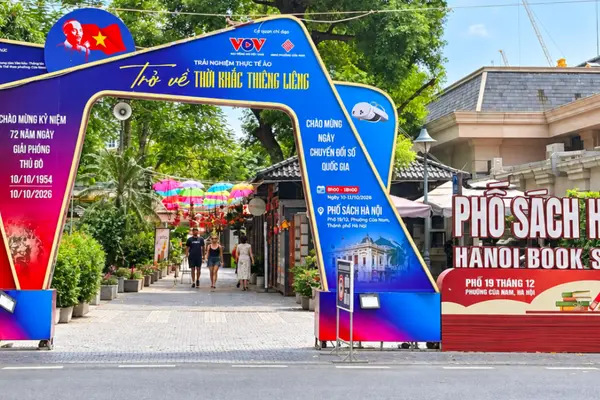 'Xuyên không' về thời khắc Bác Hồ đọc Tuyên ngôn Độc lập tại Phố Sách Hà Nội