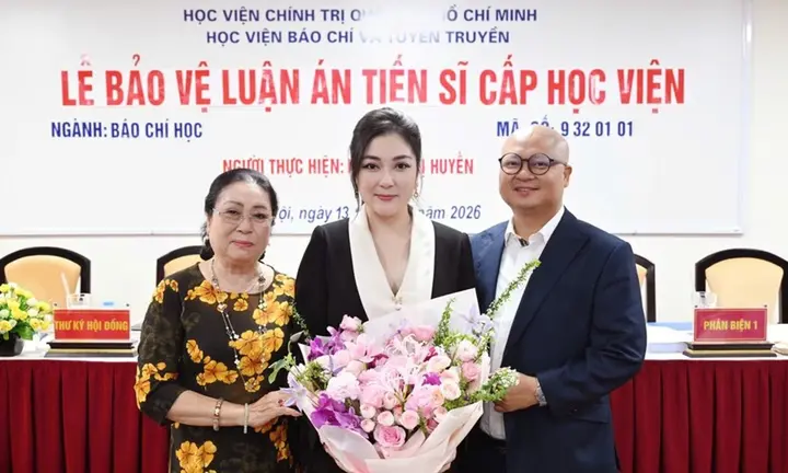 Hoa hậu Nguyễn Thị Huyền trở thành tiến sĩ