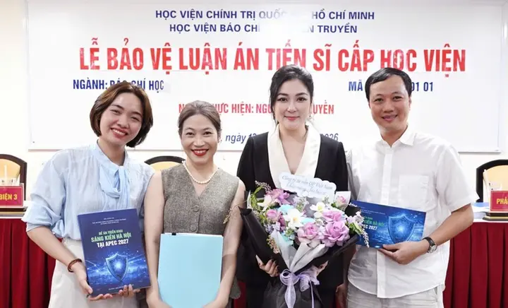Hoa hậu Nguyễn Thị Huyền trở thành tiến sĩ