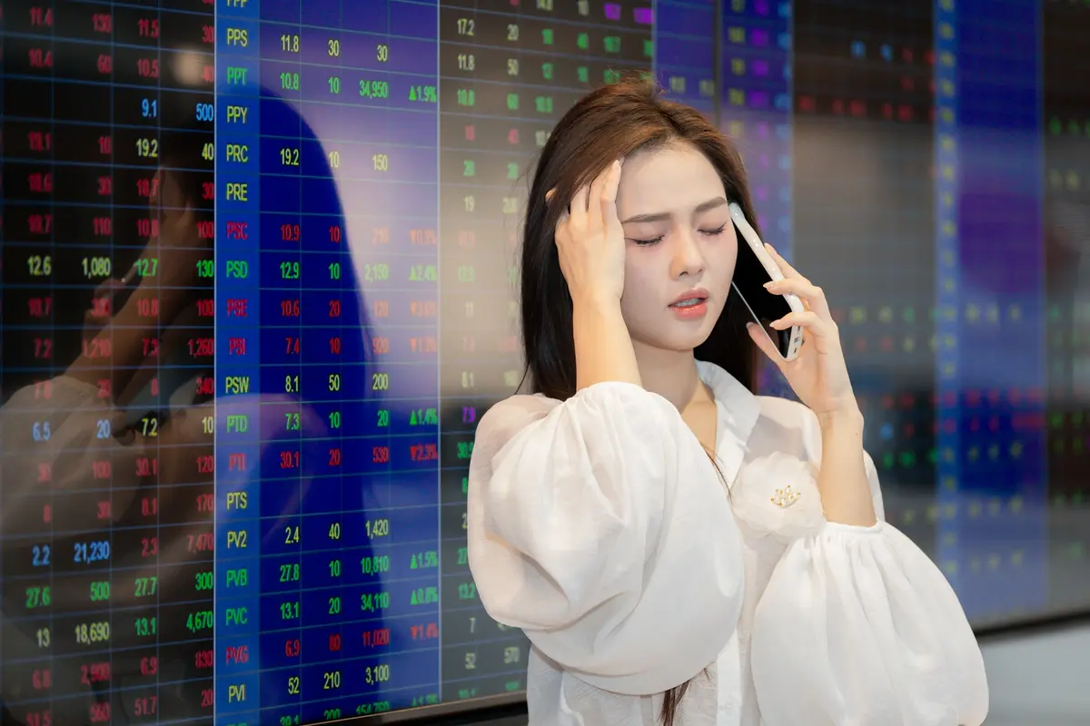 VN-Index thủng mốc 1.700 điểm