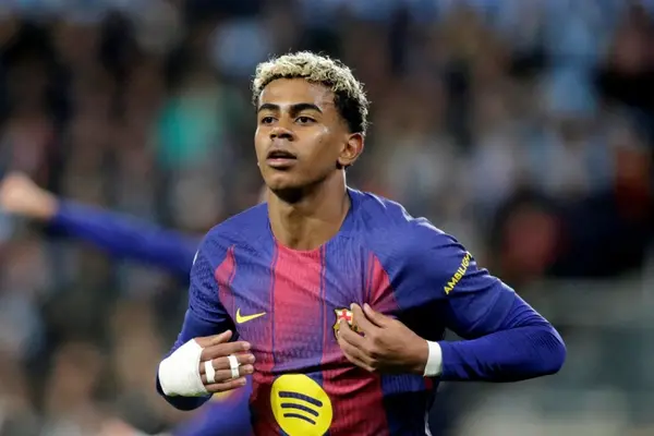 Real kéo Yamal vào tranh cãi của Vinicius
