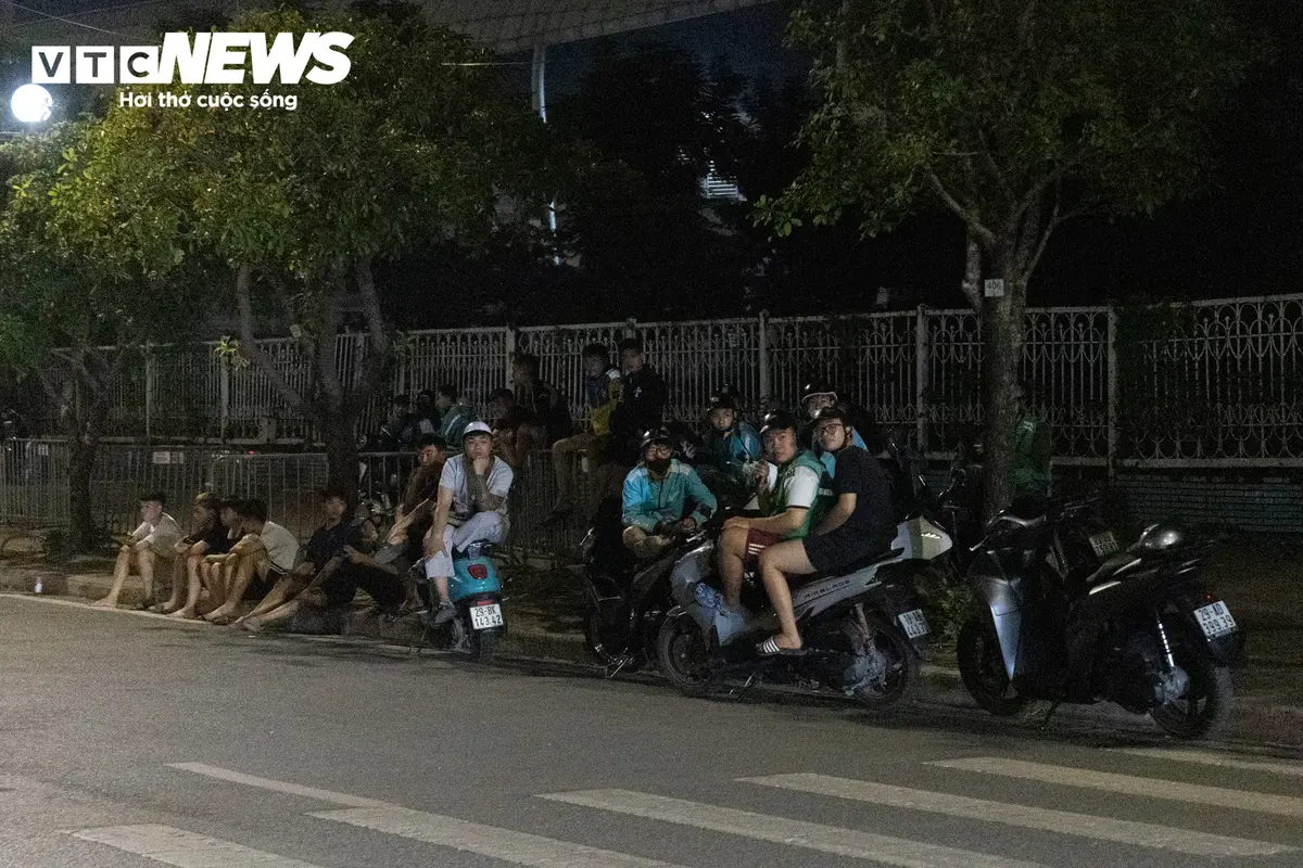 Rợn người cảnh hàng loạt 'quái xế' bốc đầu, đánh võng xe trên đường phố Hà Nội
