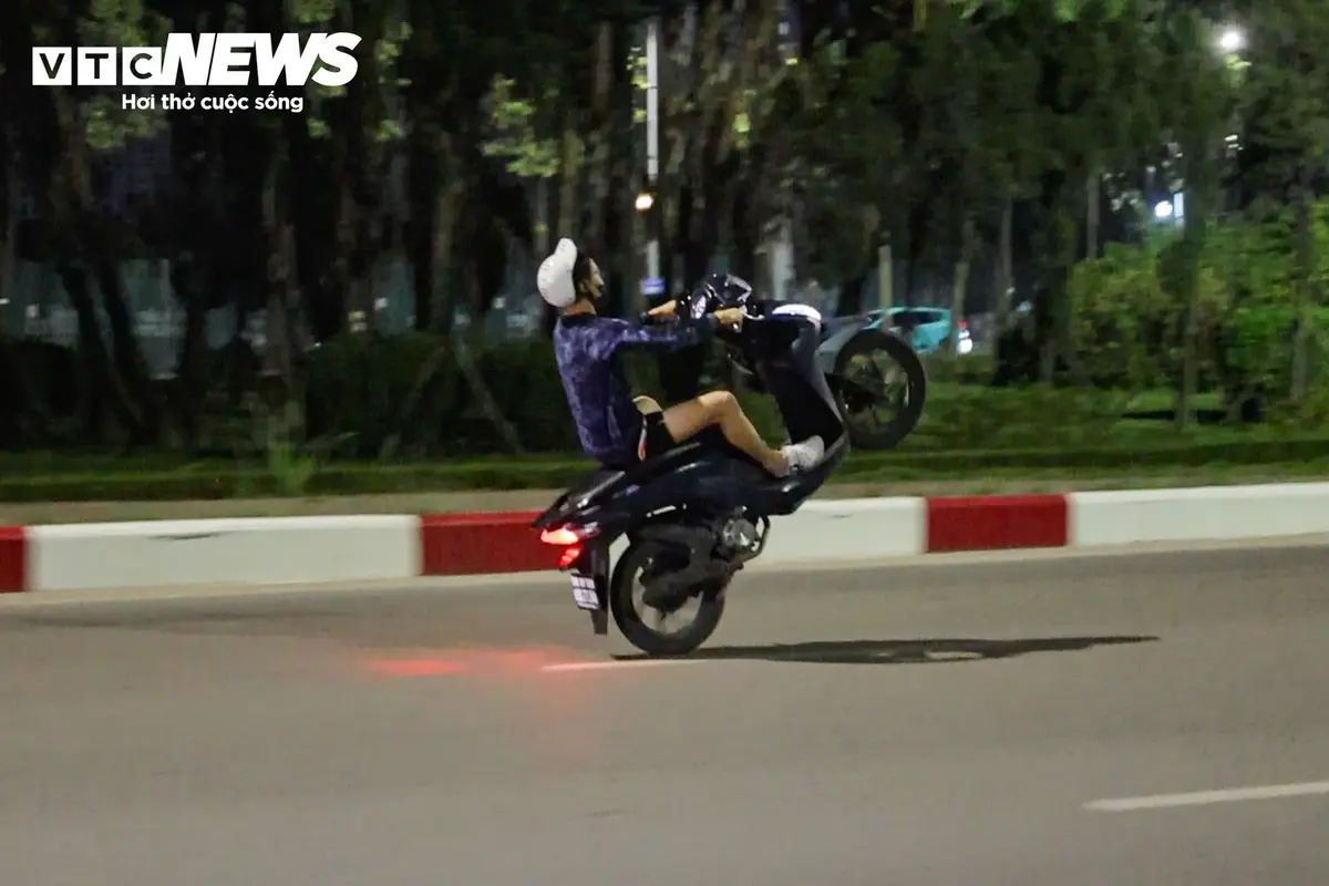Rợn người cảnh hàng loạt 'quái xế' bốc đầu, đánh võng xe trên đường phố Hà Nội