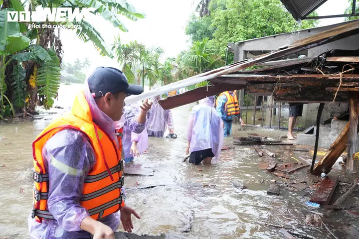 Dân Quảng Ngãi bế lợn 'chạy' lũ, nhiều khu vực phía Nam Đà Nẵng ngập sâu