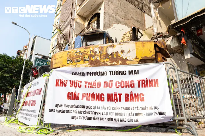 Hà Nội: Người dân lần lượt tháo dỡ, bàn giao mặt bằng mở rộng Quốc lộ 1