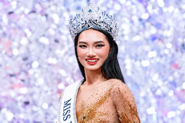 Hoa hậu Quỳnh Anh xin lỗi về ồn ào nhóm chat nói xấu