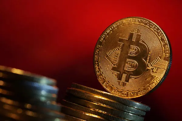 Giá Bitcoin lao dốc
