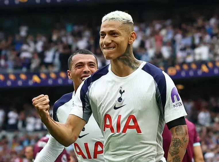 Richarlison ghi bàn trong ngày tái xuất