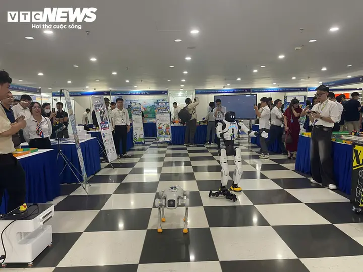 'Chạm tay vào tương lai' tại Triển lãm Robot, AI và STEM Hà Nội 2026