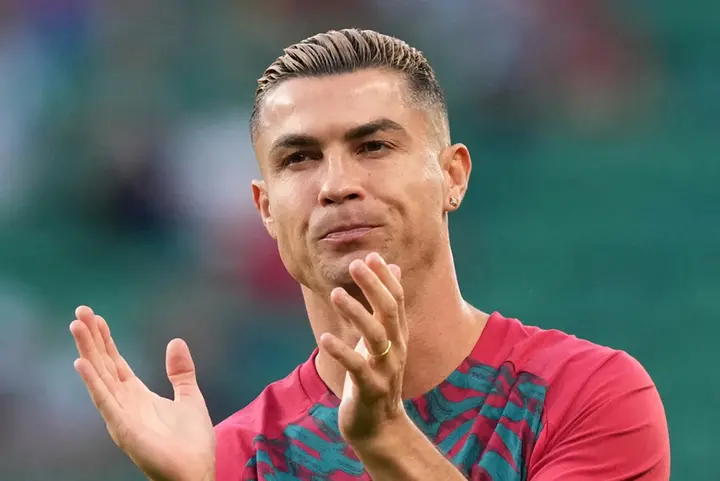 Ronaldo duyệt kịch bản họp báo được HLV Bồ Đào Nha khen như Pele, Maradona