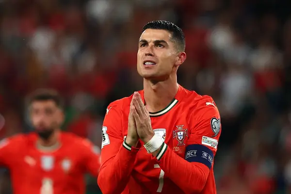 Ronaldo bị treo giò tạm thời
