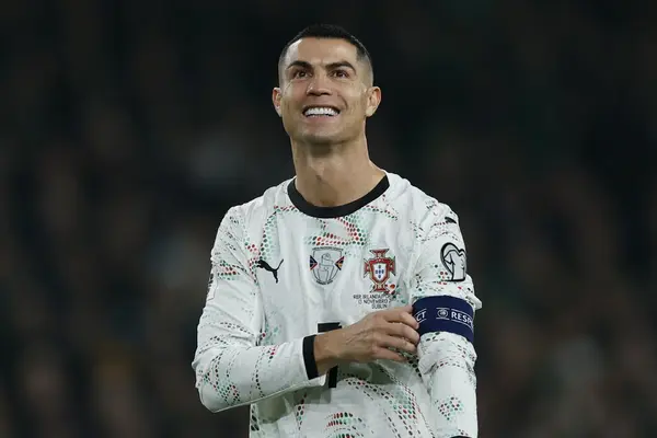 Thông điệp của Ronaldo sau ngày Messi chia tay