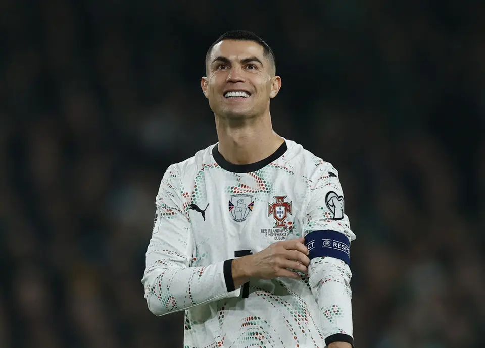 Thông điệp của Ronaldo sau ngày Messi chia tay