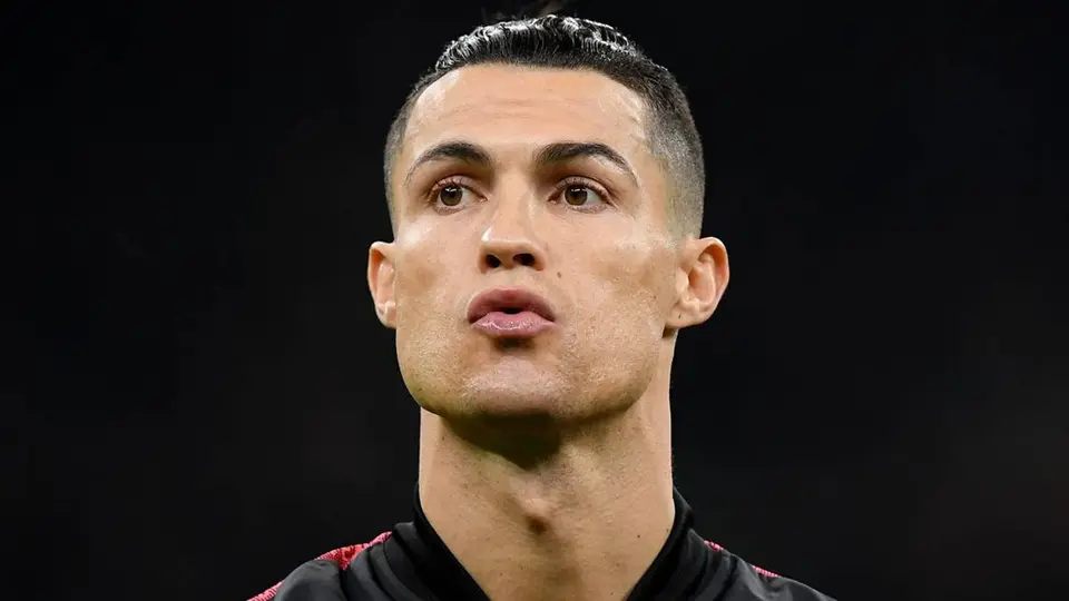 ‘Ronaldo nên khiêm tốn hơn’