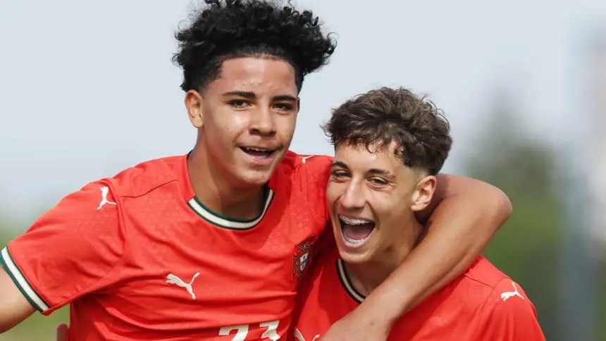 Con trai Ronaldo có thể bỏ Bồ Đào Nha, chọn 3 đội tuyển khác