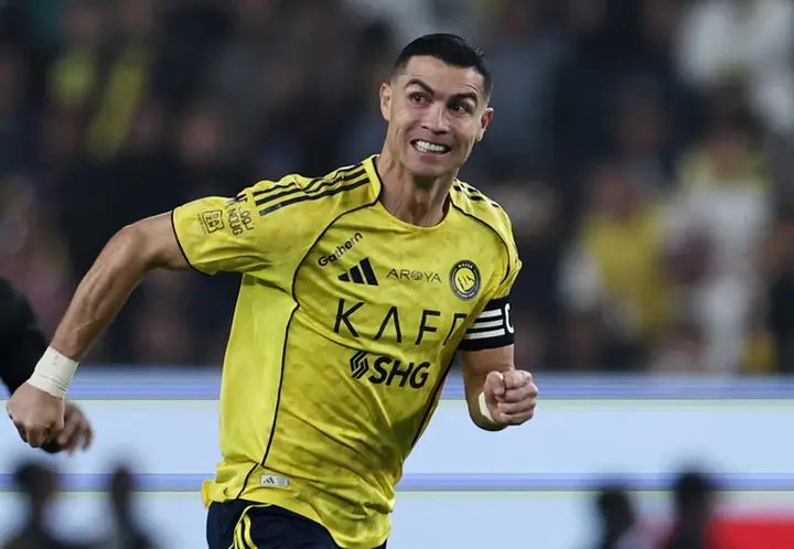Ronaldo tiếp tục ghi bàn giữa ồn ào