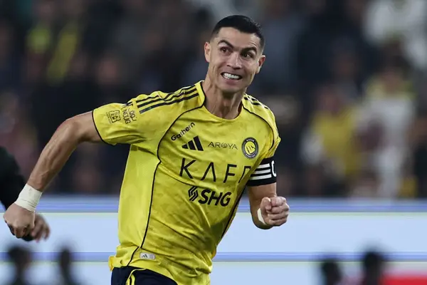 Ronaldo tiếp tục ghi bàn giữa ồn ào