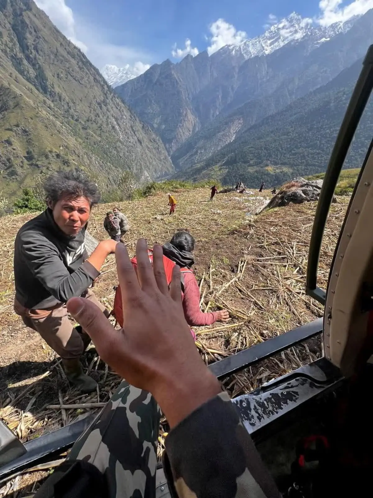 Nepal giải cứu 321 người, hơn 100 khách nước ngoài còn mắc kẹt
