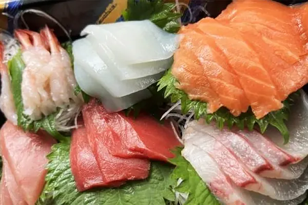 Người đàn ông bị viêm màng não sau khi ăn sashimi do một lỗi nhiều người mắc