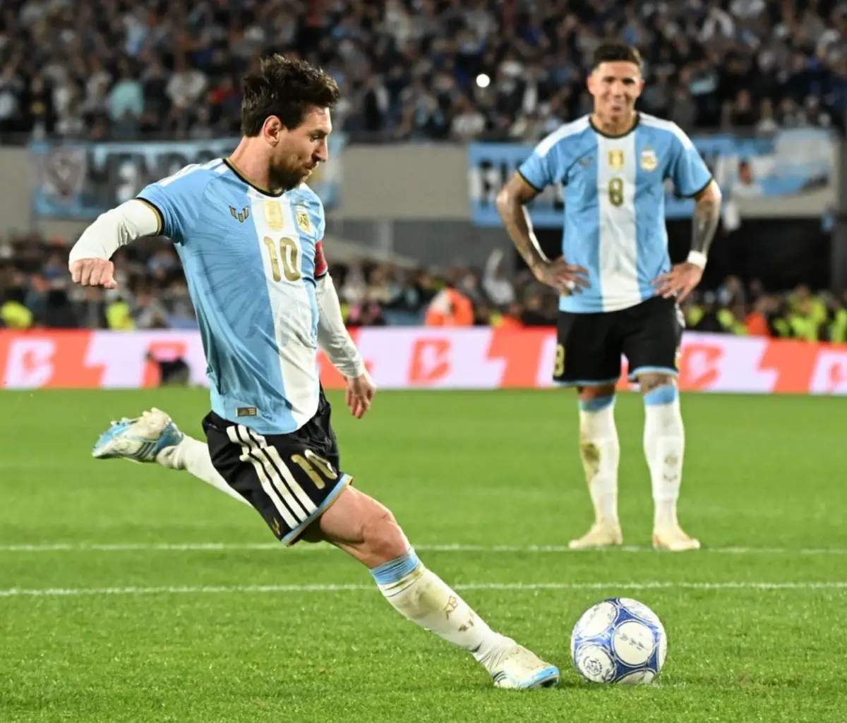 Enzo Fernandez khóc trong ngày chia tay Messi