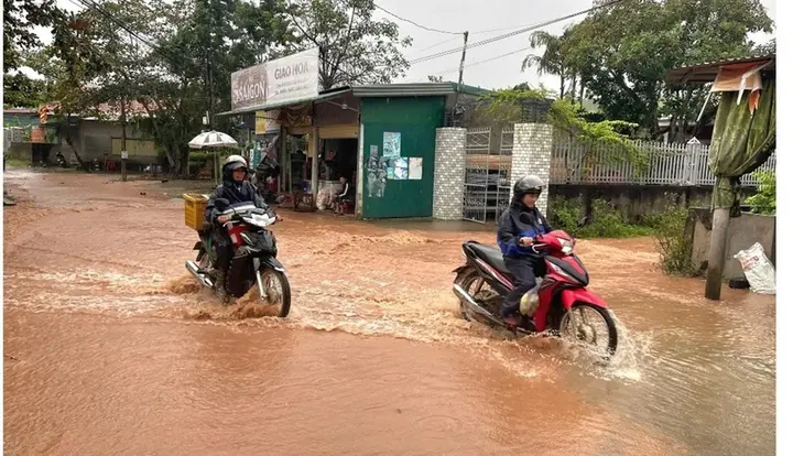 Mưa lũ ở Quảng Trị diễn biến phức tạp, một phụ nữ bị cuốn mất tích
