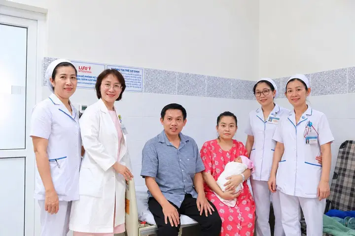 Kỳ tích y khoa: Hai bé gái sinh đôi chào đời từ 2 tử cung khác nhau