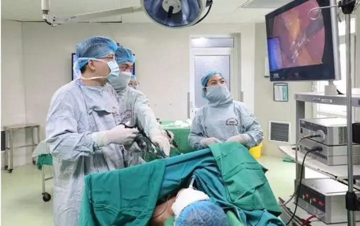 Bác sĩ bất ngờ khi gắp 49 viên sỏi trong túi mật người phụ nữ
