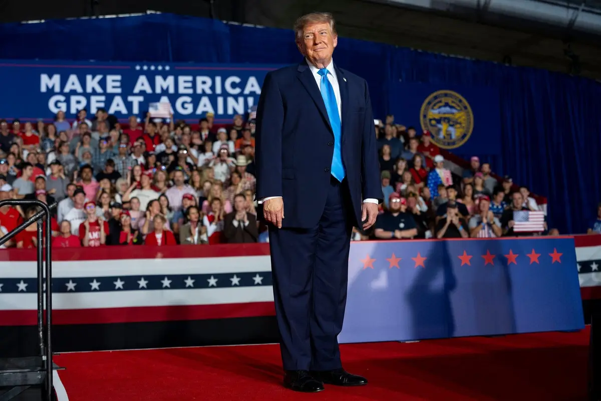 Thấy gì từ bộ suit bình dân của ông Trump