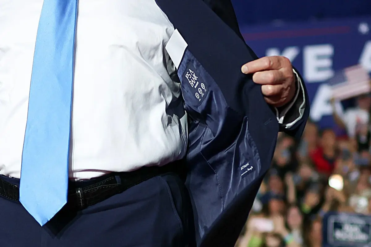 Thấy gì từ bộ suit bình dân của ông Trump