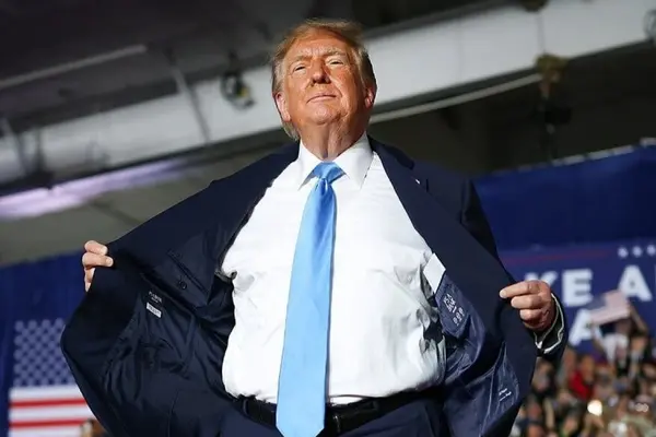 Thấy gì từ bộ suit bình dân của ông Trump
