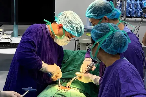 Người đàn ông Lào tắc ruột được bác sĩ Việt mổ cấp cứu bằng kỹ thuật đặc biệt