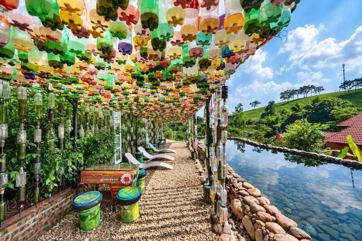 Khách sạn trang trí bằng 13.000 chai nhựa, 4.000 lốp xe cũ ở Phú Thọ