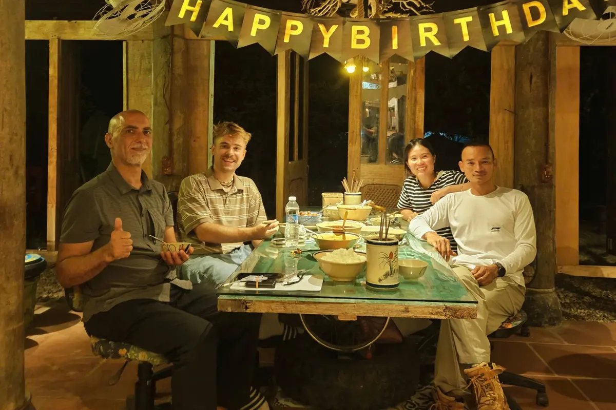 Khách sạn trang trí bằng 13.000 chai nhựa, 4.000 lốp xe cũ ở Phú Thọ