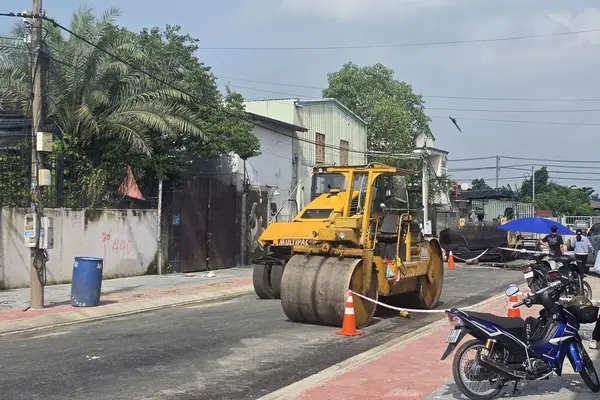 Người đàn ông ở TP.HCM bị xe lu cán tử vong khi thi công làm đường