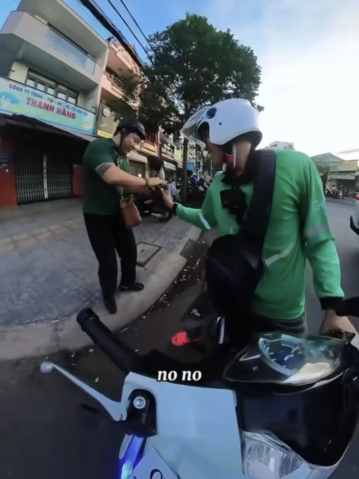 Khách Trung Quốc hư xe, tài xế ở TP.HCM đẩy đến tiệm sửa